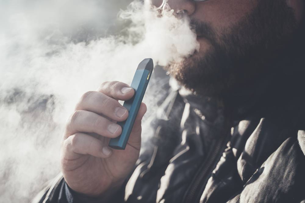 一名男子正在吸食蒸發器。. 電子煙 vape