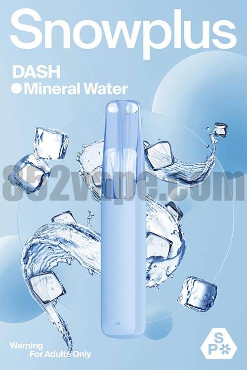 藍色的 Snowplus dash 一次性電子煙 (4000口, 7.5ML, 3%, 530mAh)，在淺藍色背景上顯示水花與冰塊。文字：「Snowplus DASH 礦泉水 」和 「警告 成人專用」。. 電子煙 vape