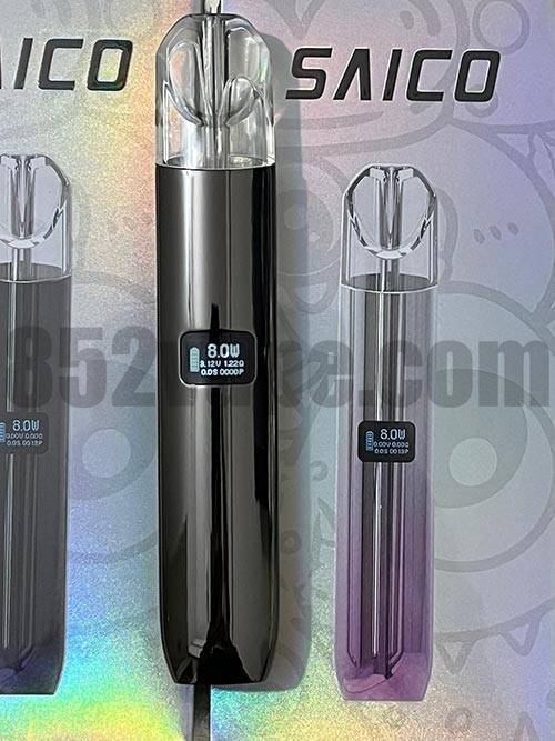 全息背景下垂直顯示三個 Saico 煙嘴透明的煙嘴。每個裝置都有一個顯示「8.0W」的數位顯示器。右邊的裝置由紫色漸變為透明。. 電子煙 vape
