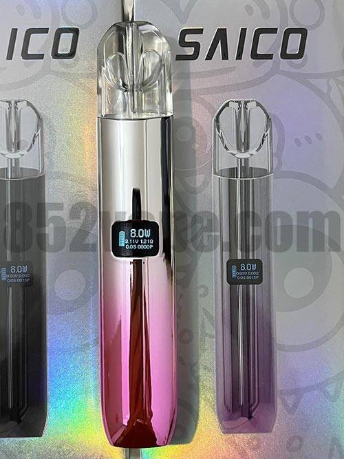 一個閃亮、漸變色的 Vape 裝置，其數位顯示螢幕上顯示「8.0W」，直立在其外殼旁，品牌背景上有文字「SAICO」。. 電子煙 vape