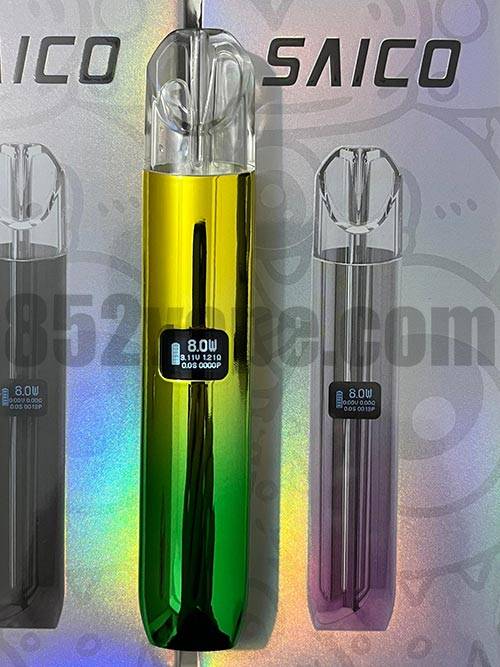 在閃閃發光的彩虹色背景前，展示了三個流線型的金屬汽嘴裝置。中間的裝置是金色和綠色，並有一個 8.0W 的小顯示器；其他裝置則是灰色和銀色。. 電子煙 vape